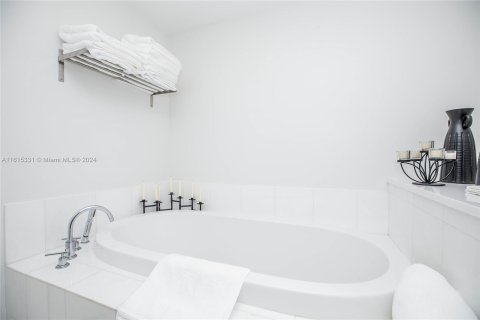 Condo in Aventura, Florida, 2 bedrooms  № 1236994 - photo 28