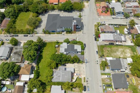 Immobilier commercial à vendre à Miami, Floride: 211.35 m2 № 1099289 - photo 9