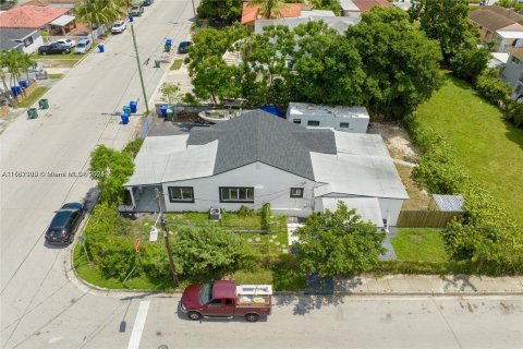 Immobilier commercial à vendre à Miami, Floride: 211.35 m2 № 1099289 - photo 1