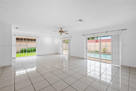 Casa en venta en Miami, Florida, 3 dormitorios, 143.26 m2 № 1404337 - foto 4