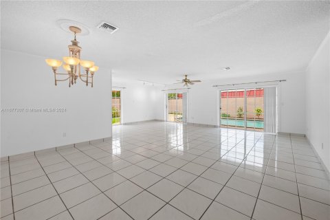 House in Miami, Florida 3 bedrooms, 143.26 sq.m. № 1404337 - photo 2