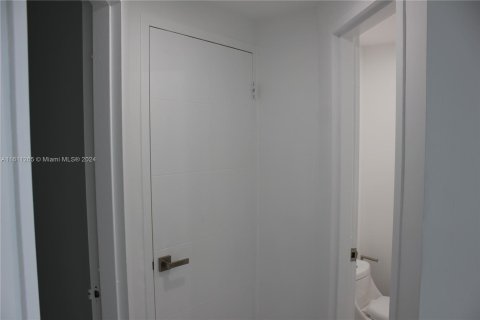 Condo in Miami, Florida, 3 bedrooms  № 1233642 - photo 17