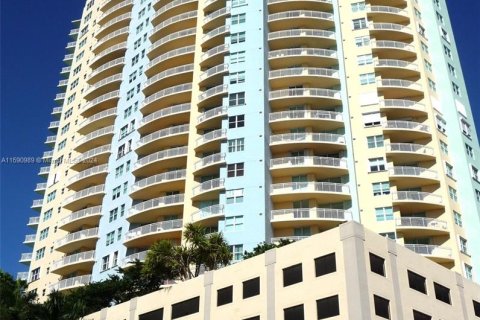 Condo in Miami, Florida, 1 bedroom  № 1180981 - photo 1