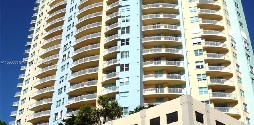 Condominio en Miami, Florida, 1 dormitorio  № 1180981