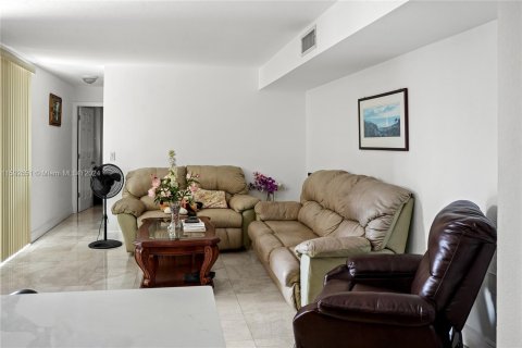 Condo in Miami, Florida, 2 bedrooms  № 1185692 - photo 3