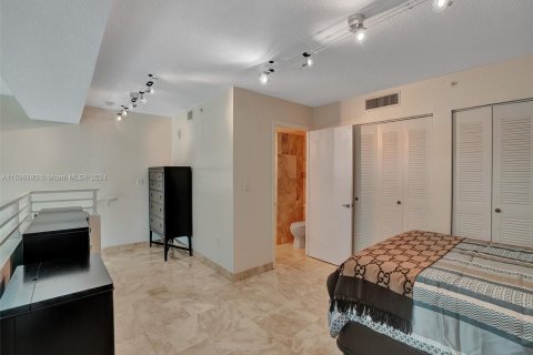 Condo in Miami Beach, Florida, 1 bedroom  № 1208289 - photo 24