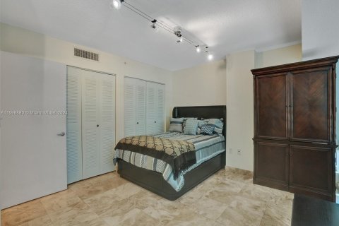 Condo in Miami Beach, Florida, 1 bedroom  № 1208289 - photo 25