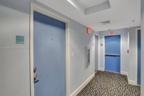 Condo in Miami Beach, Florida, 1 bedroom  № 1208289 - photo 30