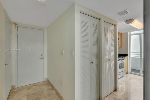 Condo in Miami Beach, Florida, 1 bedroom  № 1208289 - photo 20