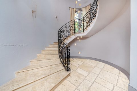 Villa ou maison à vendre à Miami, Floride: 6 chambres, 723.43 m2 № 1095826 - photo 18