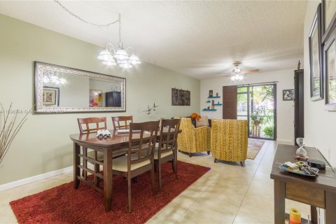 Condominio en venta en Pembroke Pines, Florida, 2 dormitorios, 73.39 m2 № 1229609 - foto 3