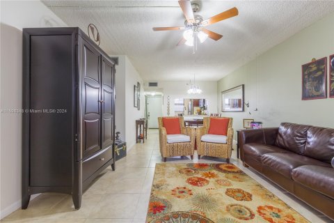 Condominio en venta en Pembroke Pines, Florida, 2 dormitorios, 73.39 m2 № 1229609 - foto 2