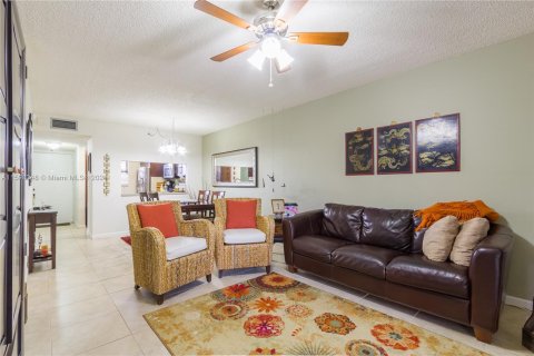 Condominio en venta en Pembroke Pines, Florida, 2 dormitorios, 73.39 m2 № 1229609 - foto 1