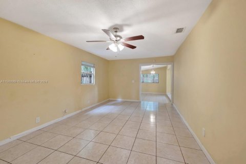 House in Margate, Florida 4 bedrooms, 163.23 sq.m. № 1155185 - photo 16