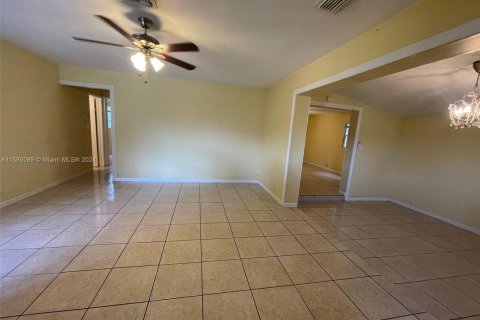 House in Margate, Florida 4 bedrooms, 163.23 sq.m. № 1155185 - photo 4