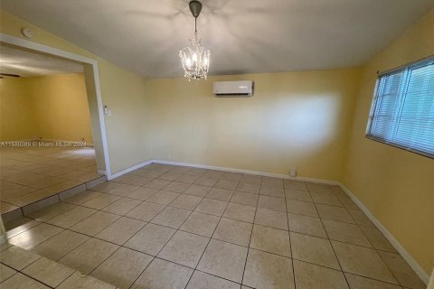 House in Margate, Florida 4 bedrooms, 163.23 sq.m. № 1155185 - photo 7