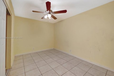 House in Margate, Florida 4 bedrooms, 163.23 sq.m. № 1155185 - photo 23