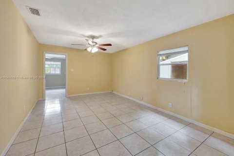 House in Margate, Florida 4 bedrooms, 163.23 sq.m. № 1155185 - photo 15