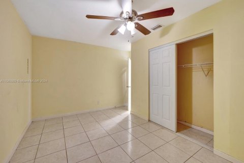 House in Margate, Florida 4 bedrooms, 163.23 sq.m. № 1155185 - photo 25