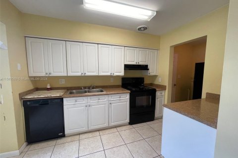 House in Margate, Florida 4 bedrooms, 163.23 sq.m. № 1155185 - photo 5