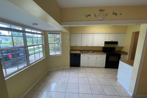 House in Margate, Florida 4 bedrooms, 163.23 sq.m. № 1155185 - photo 6