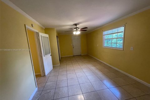 House in Margate, Florida 4 bedrooms, 163.23 sq.m. № 1155185 - photo 9