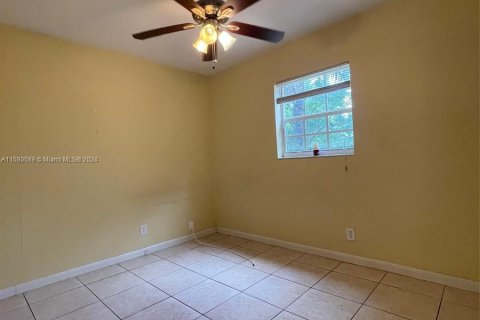 House in Margate, Florida 4 bedrooms, 163.23 sq.m. № 1155185 - photo 11