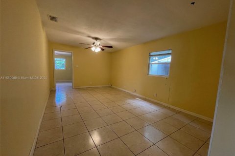 House in Margate, Florida 4 bedrooms, 163.23 sq.m. № 1155185 - photo 8