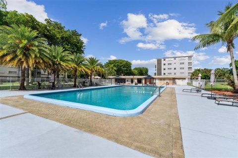 Copropriété à vendre à Hollywood, Floride: 2 chambres, 83.52 m2 № 1250079 - photo 25