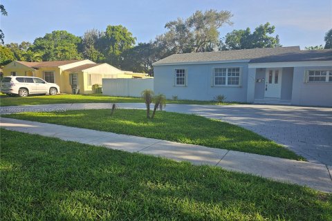 House in North Miami, Florida 3 bedrooms, 101.26 sq.m. № 1384653 - photo 1