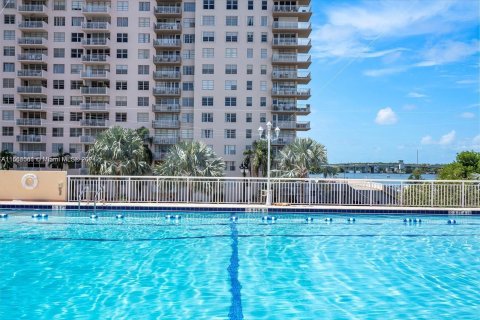 Copropriété à vendre à Sunny Isles Beach, Floride: 55.28 m2 № 1375625 - photo 1