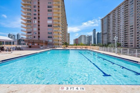 Studio in the Condo in Sunny Isles Beach, Florida  № 1375625 - photo 11