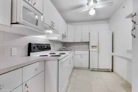 Condo in Miami Beach, Florida, 1 bedroom  № 1365606 - photo 4