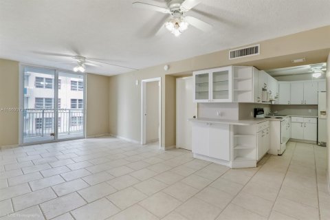 Condo in Miami Beach, Florida, 1 bedroom  № 1365606 - photo 3