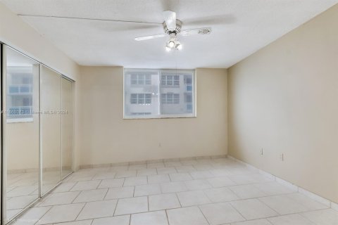 Condo in Miami Beach, Florida, 1 bedroom  № 1365606 - photo 8