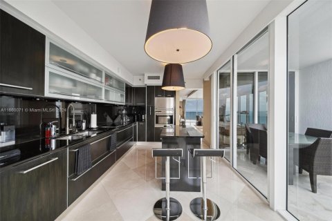 Condominio en venta en Sunny Isles Beach, Florida, 3 dormitorios, 266.07 m2 № 1365605 - foto 15