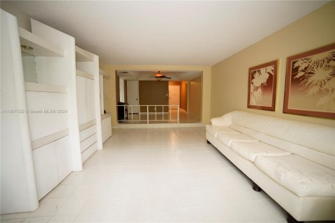 Condo in Lauderhill, Florida, 2 bedrooms  № 1229374 - photo 9