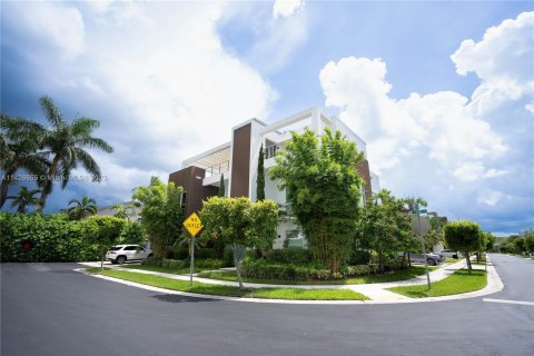 House in Doral, Florida 5 bedrooms, 376.35 sq.m. № 643516 - photo 2