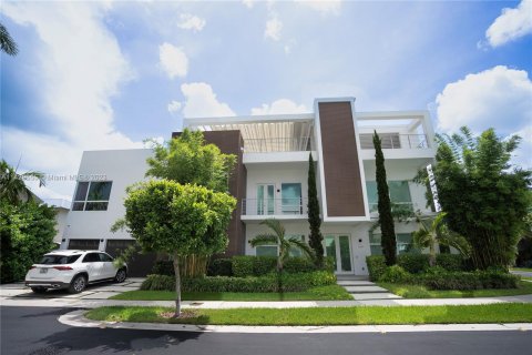 House in Doral, Florida 5 bedrooms, 376.35 sq.m. № 643516 - photo 4