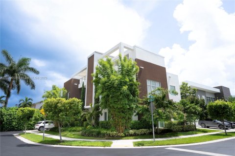 Villa ou maison à vendre à Doral, Floride: 5 chambres, 376.35 m2 № 643516 - photo 3
