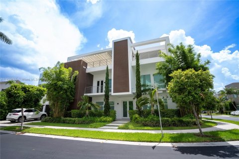 House in Doral, Florida 5 bedrooms, 376.35 sq.m. № 643516 - photo 1