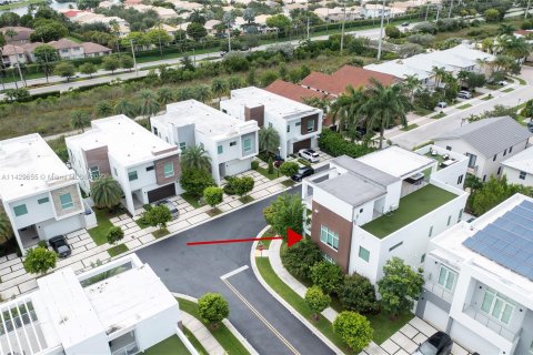 Villa ou maison à vendre à Doral, Floride: 5 chambres, 376.35 m2 № 643516 - photo 7
