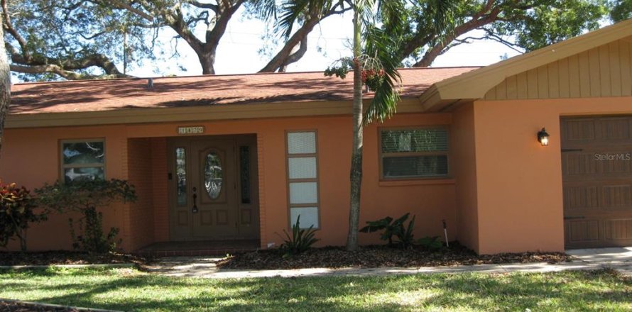 House in Dunedin, Florida 2 bedrooms, 114.73 sq.m. № 1378268