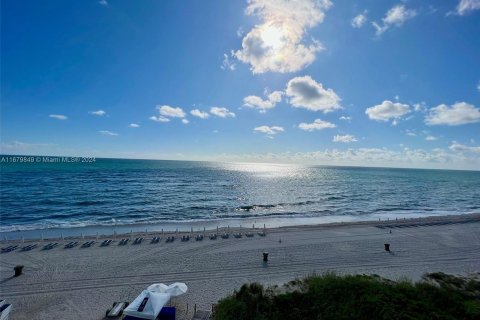 Condo in Sunny Isles Beach, Florida, 2 bedrooms  № 1409351 - photo 12