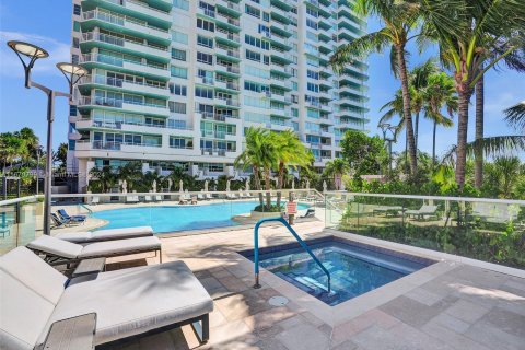 Condo in Miami Beach, Florida, 2 bedrooms  № 1409346 - photo 17