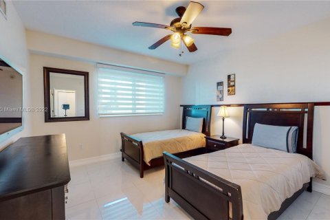 Condo in Sunny Isles Beach, Florida, 2 bedrooms  № 17617 - photo 6