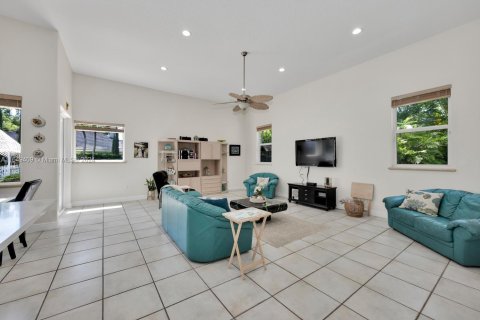 Villa ou maison à vendre à Miami, Floride: 5 chambres, 334.91 m2 № 1331563 - photo 8