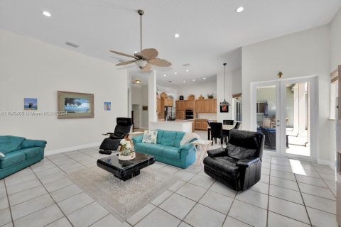 House in Miami, Florida 5 bedrooms, 334.91 sq.m. № 1331563 - photo 10