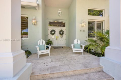 Casa en venta en Miami, Florida, 5 dormitorios, 334.91 m2 № 1331563 - foto 24