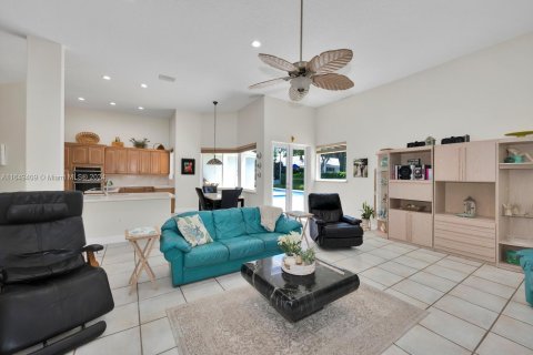 House in Miami, Florida 5 bedrooms, 334.91 sq.m. № 1331563 - photo 9